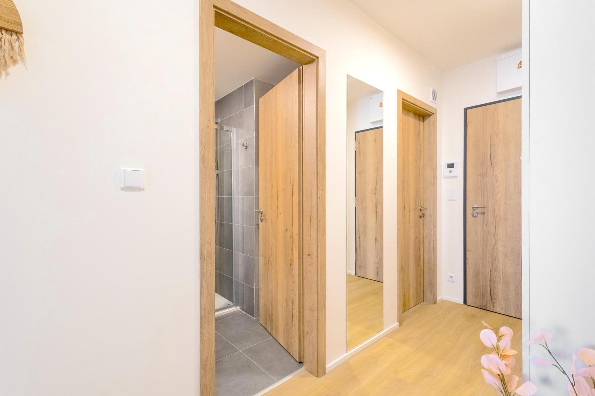 Design Apartment - Balcony, Free Parking, Yoga, 10 Mins To Center, By Gravity Prague Luaran gambar